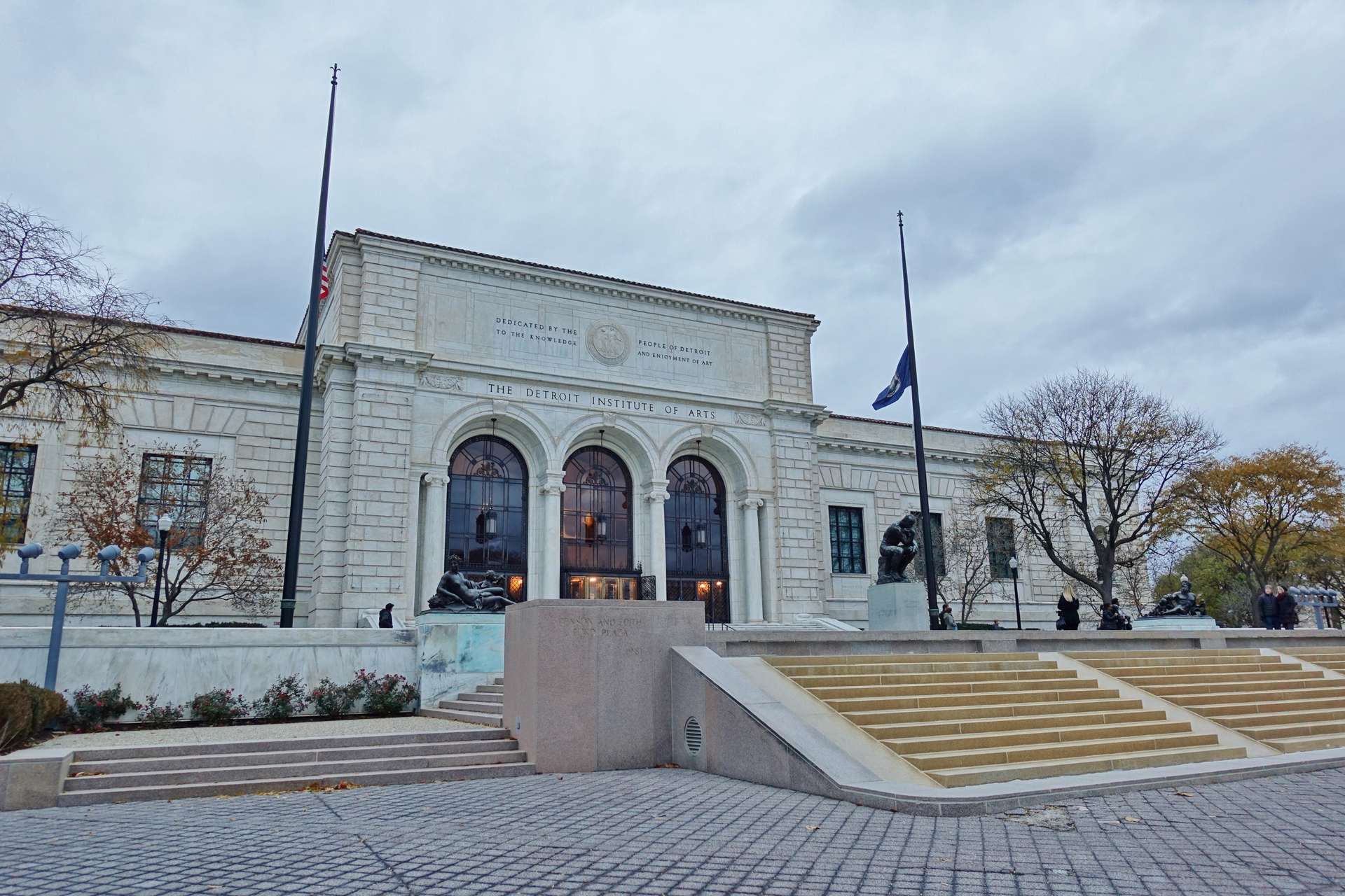 Bên ngoài bảo tàng nghệ thuật Detroit (DIA)