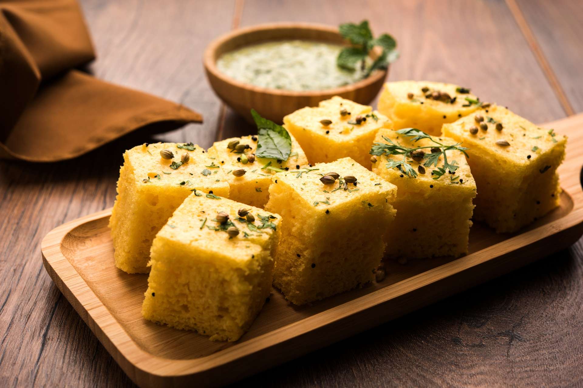 Món bánh hấp Dhokla đặc sản nổi tiếng tại Ahmedabad