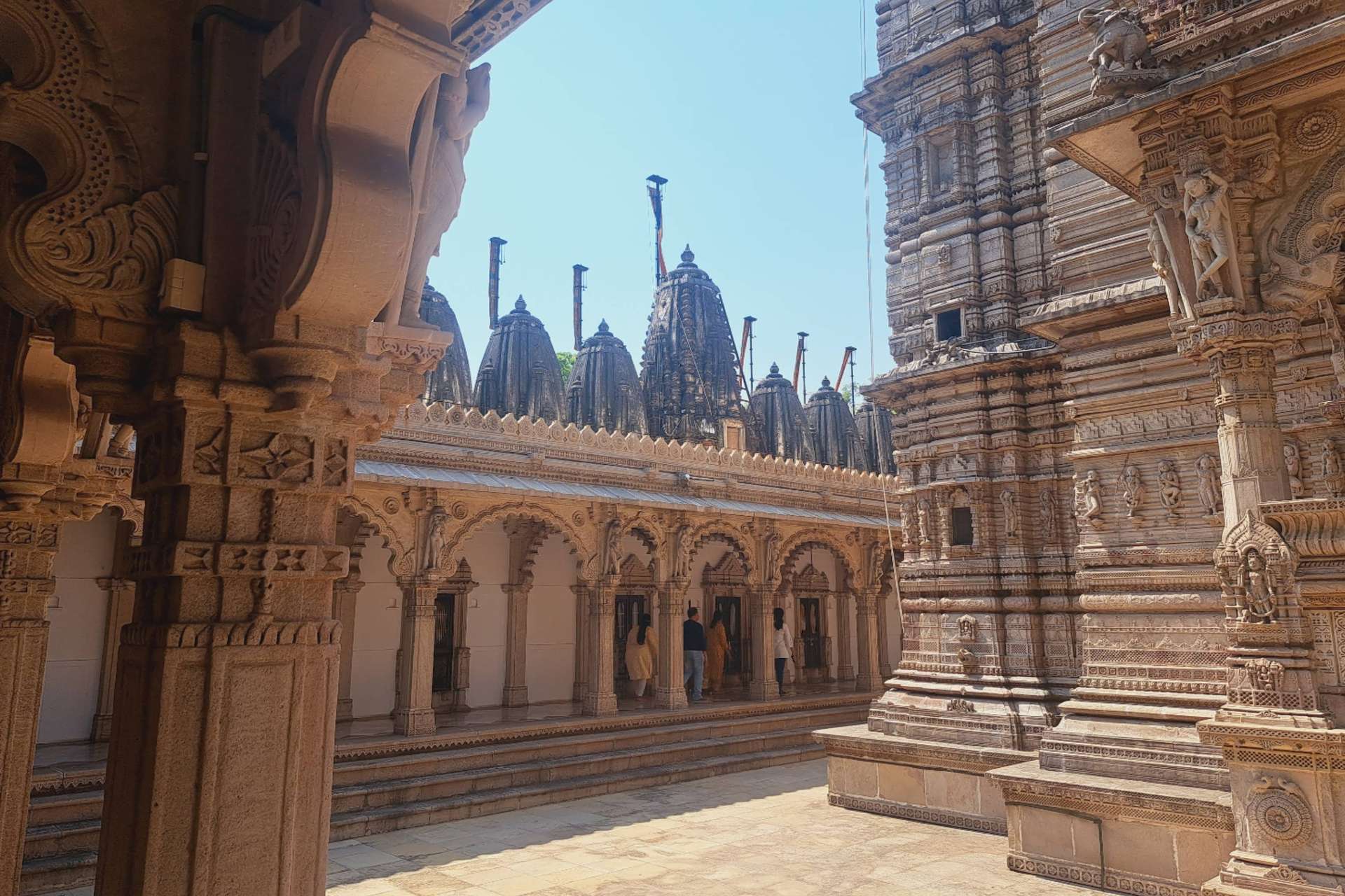 Khung cảnh bên trong đền thờ Jain Hutheesing
