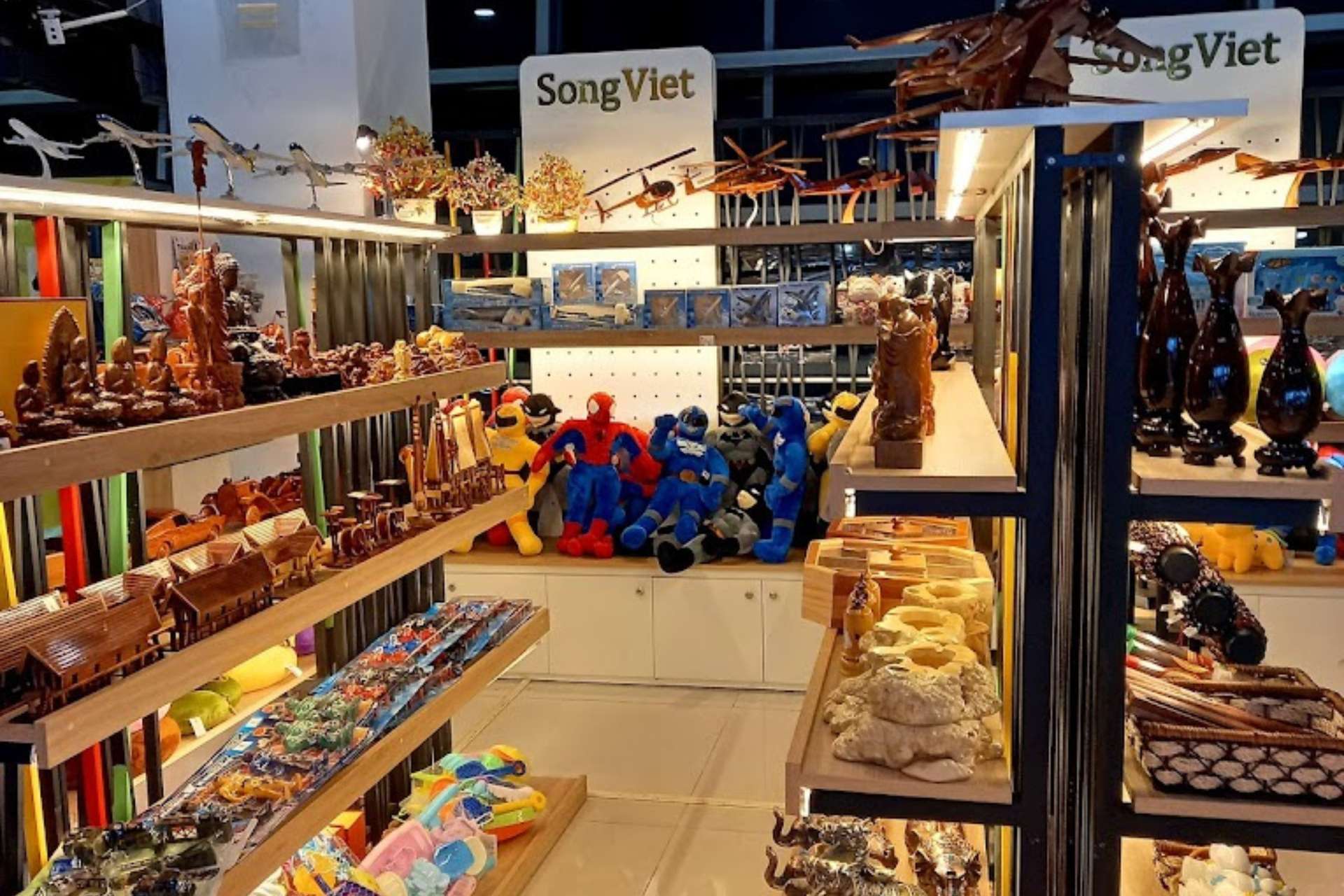 Khu vực quà lưu niệm tại sân bay Buôn Ma Thuột