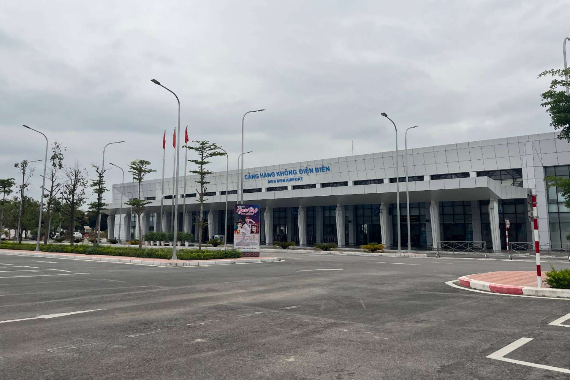 Bên ngoài nhà ga hành khách sân bay Điện Biên Phủ