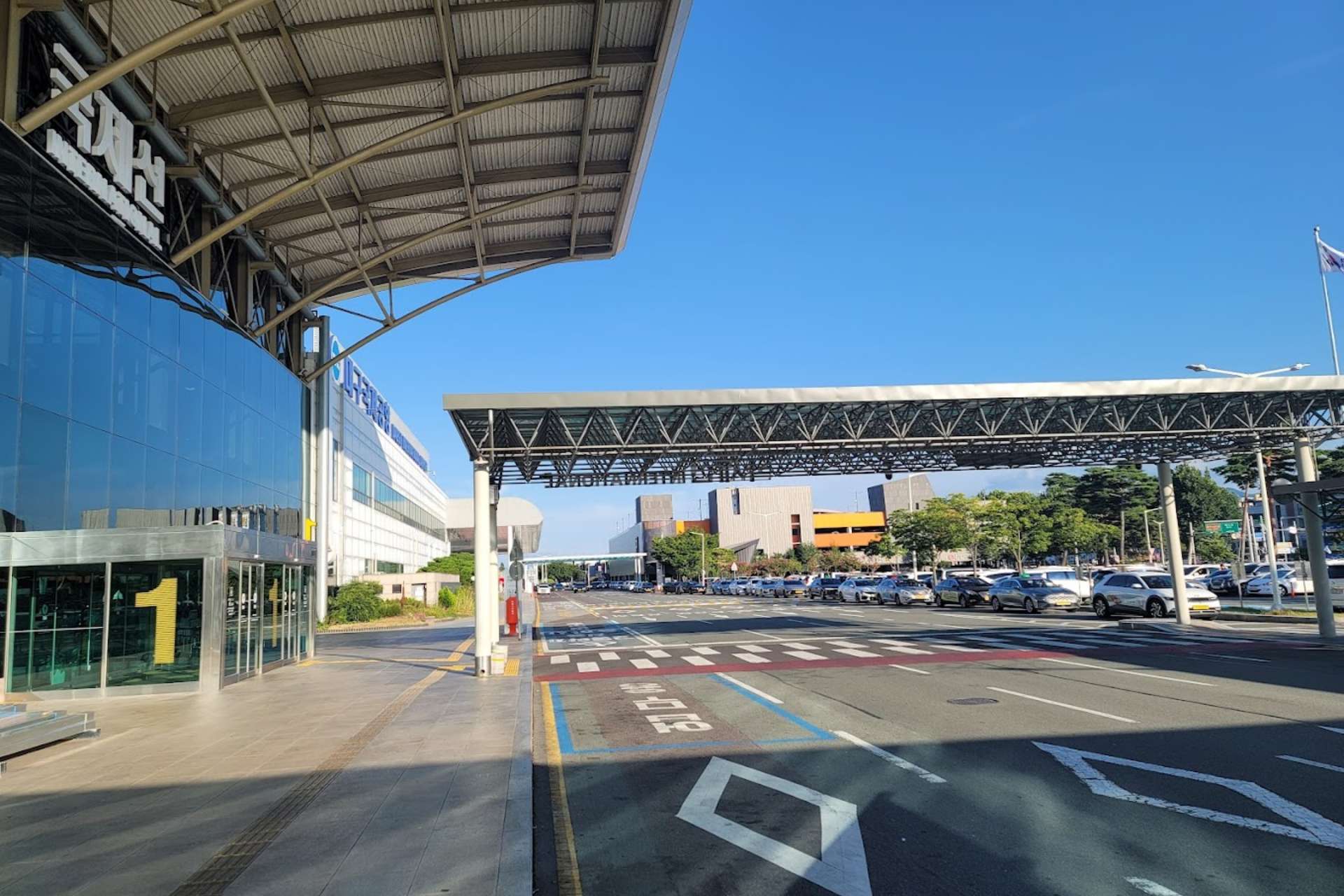 Khu vực trước cổng nhà ga hành khách sân bay Daegu