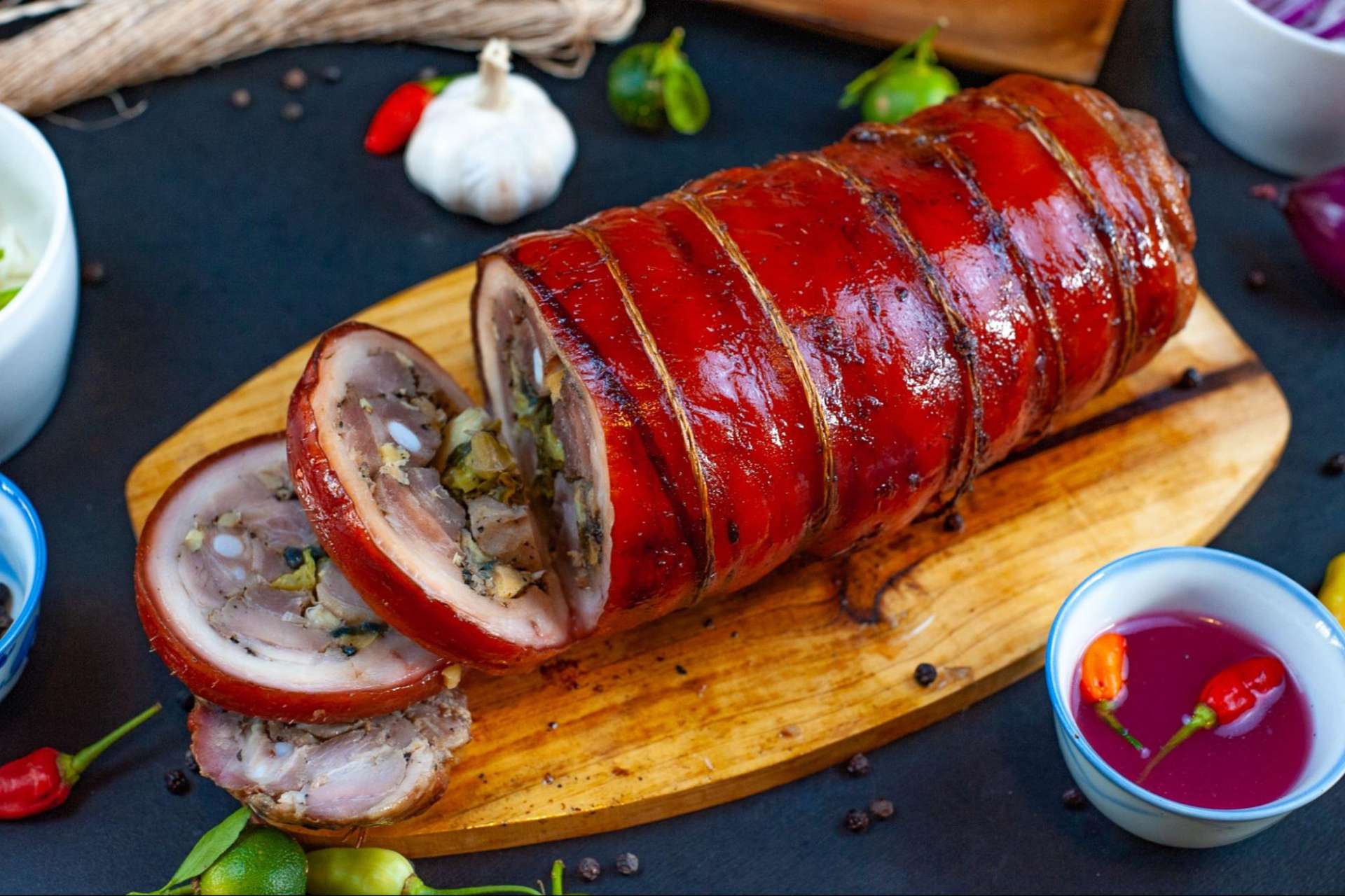 Món Lechon (Heo quay giòn da) tại Mainila