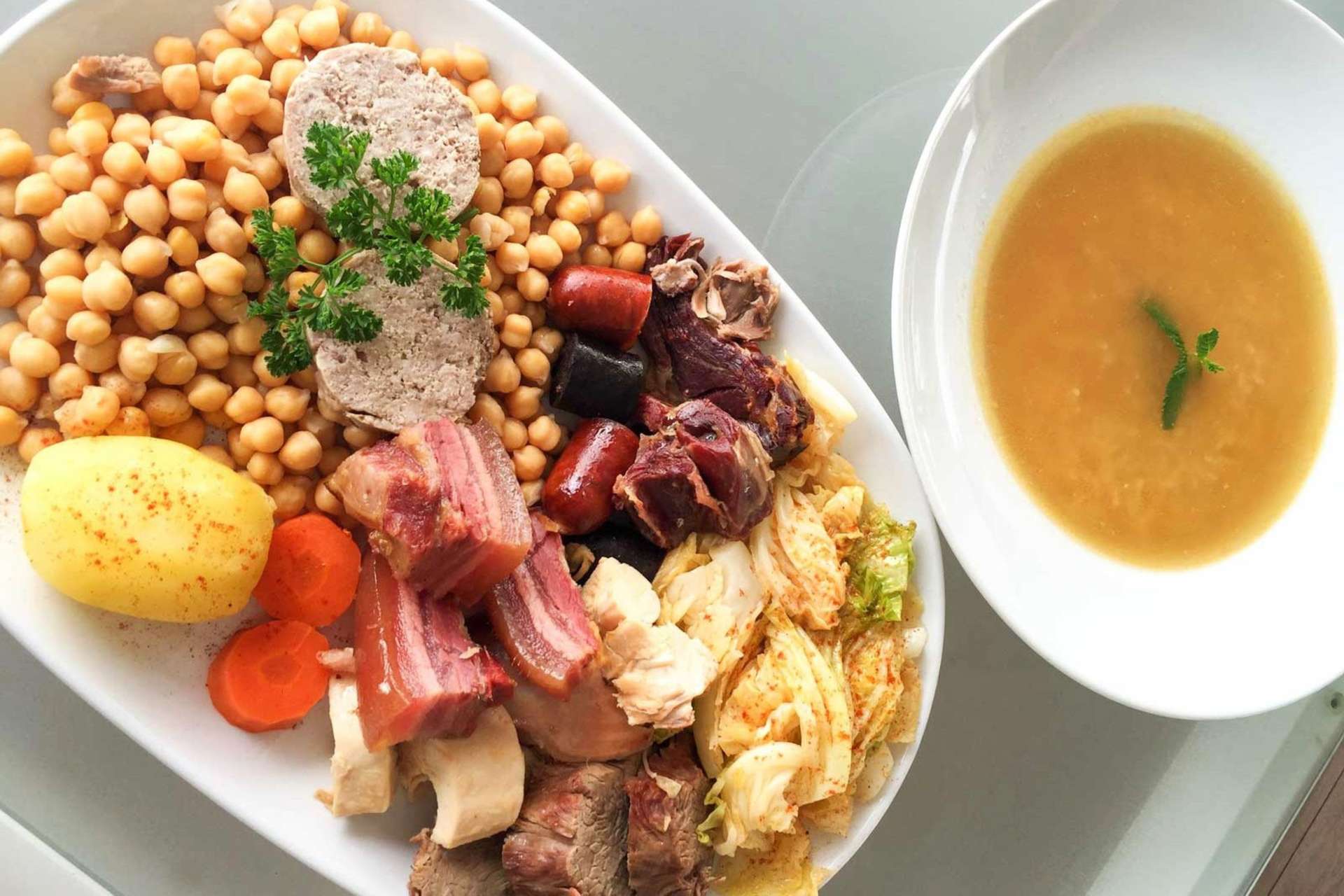 Món đặc sản thịt và đậu gà hầm thơm ngon