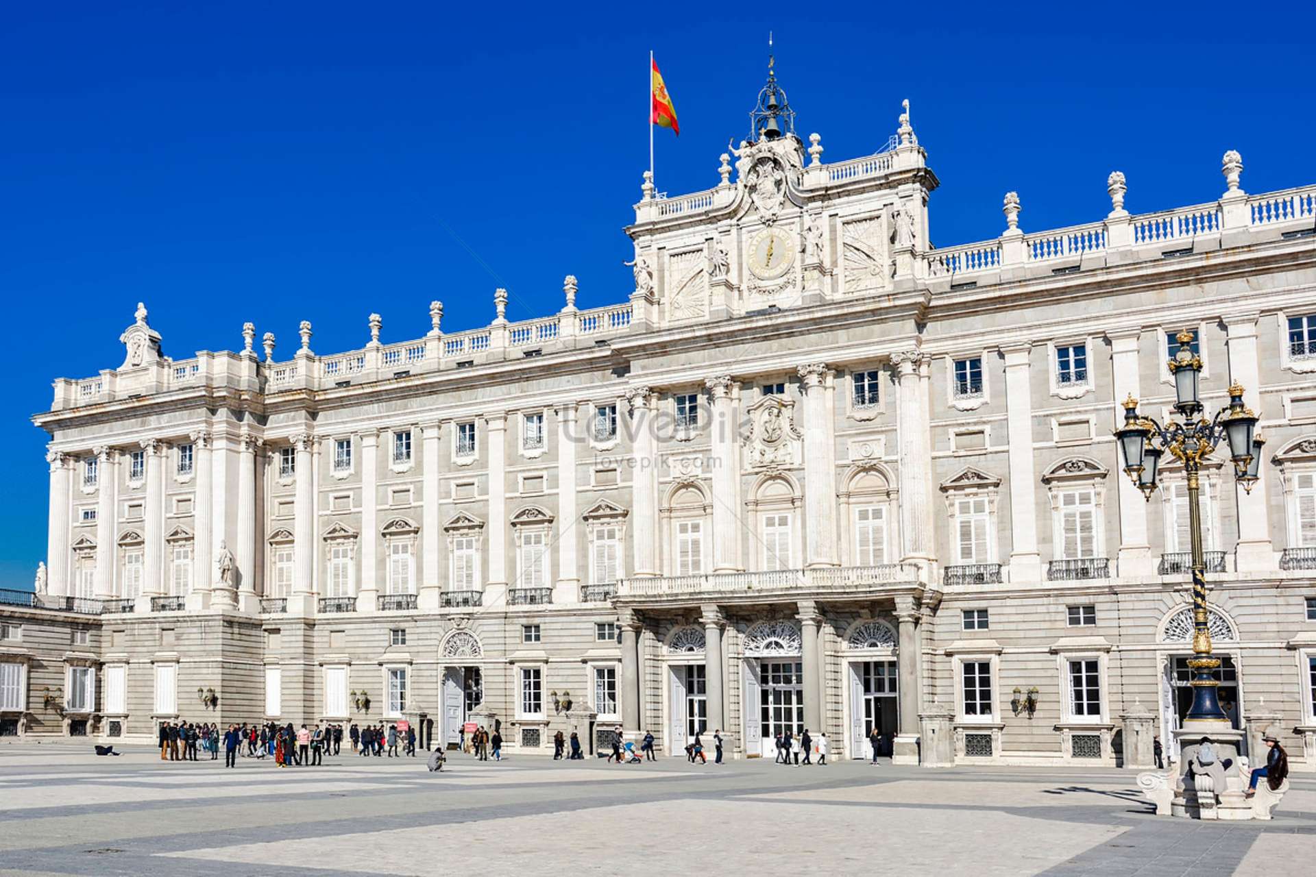 Vẻ đẹp hoành tráng và nguy nga của cung điện hoàng gia Madrid