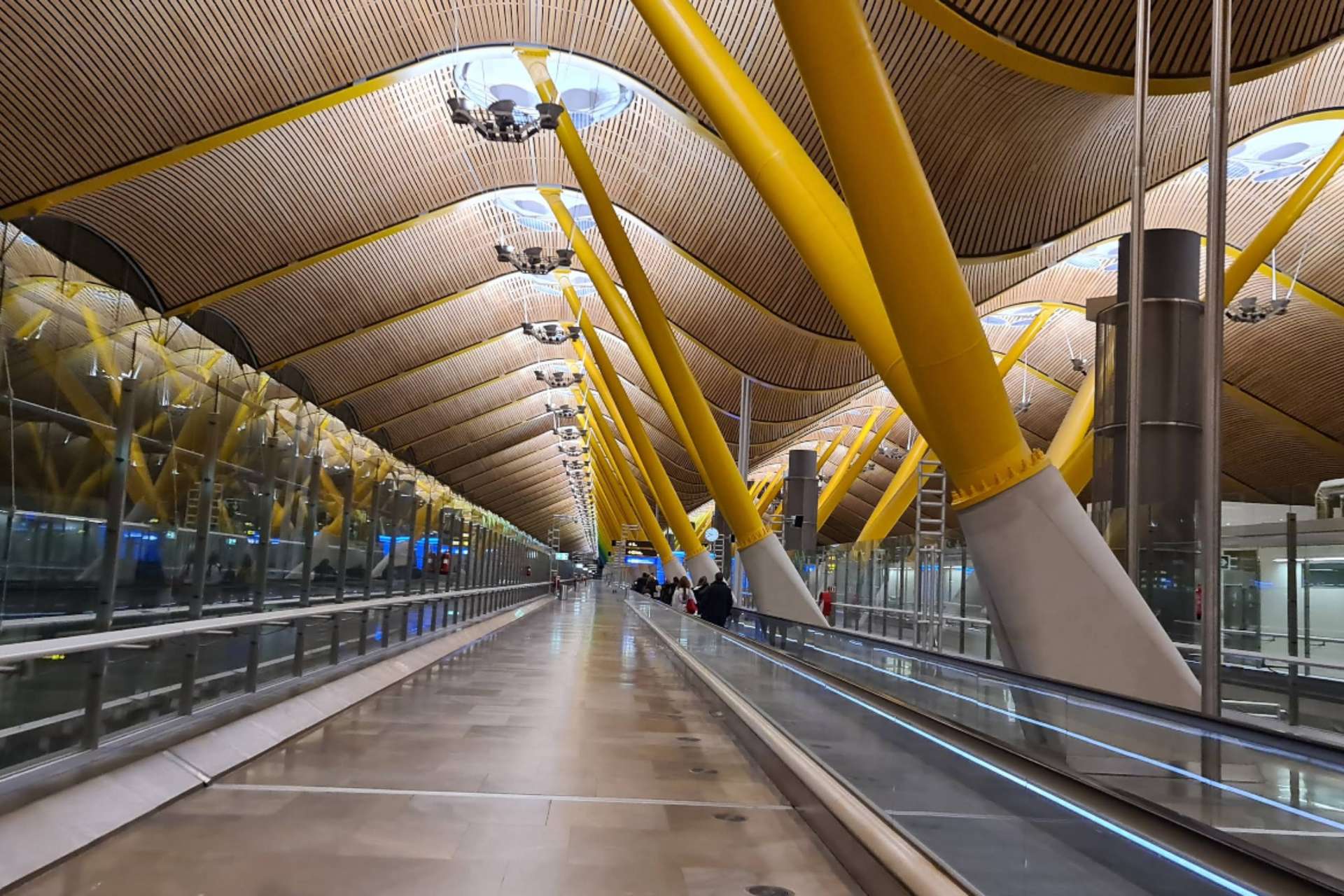 Thiết kế độc đáo bên trong sân bay Madrid Barajas