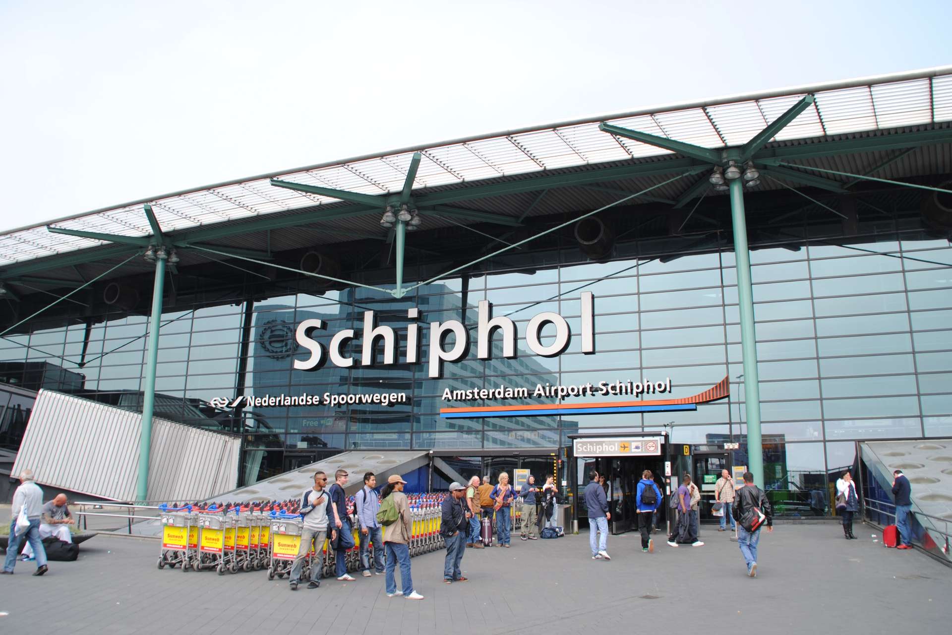 Phía trước sân bay quốc tế Amsterdam Schiphol
