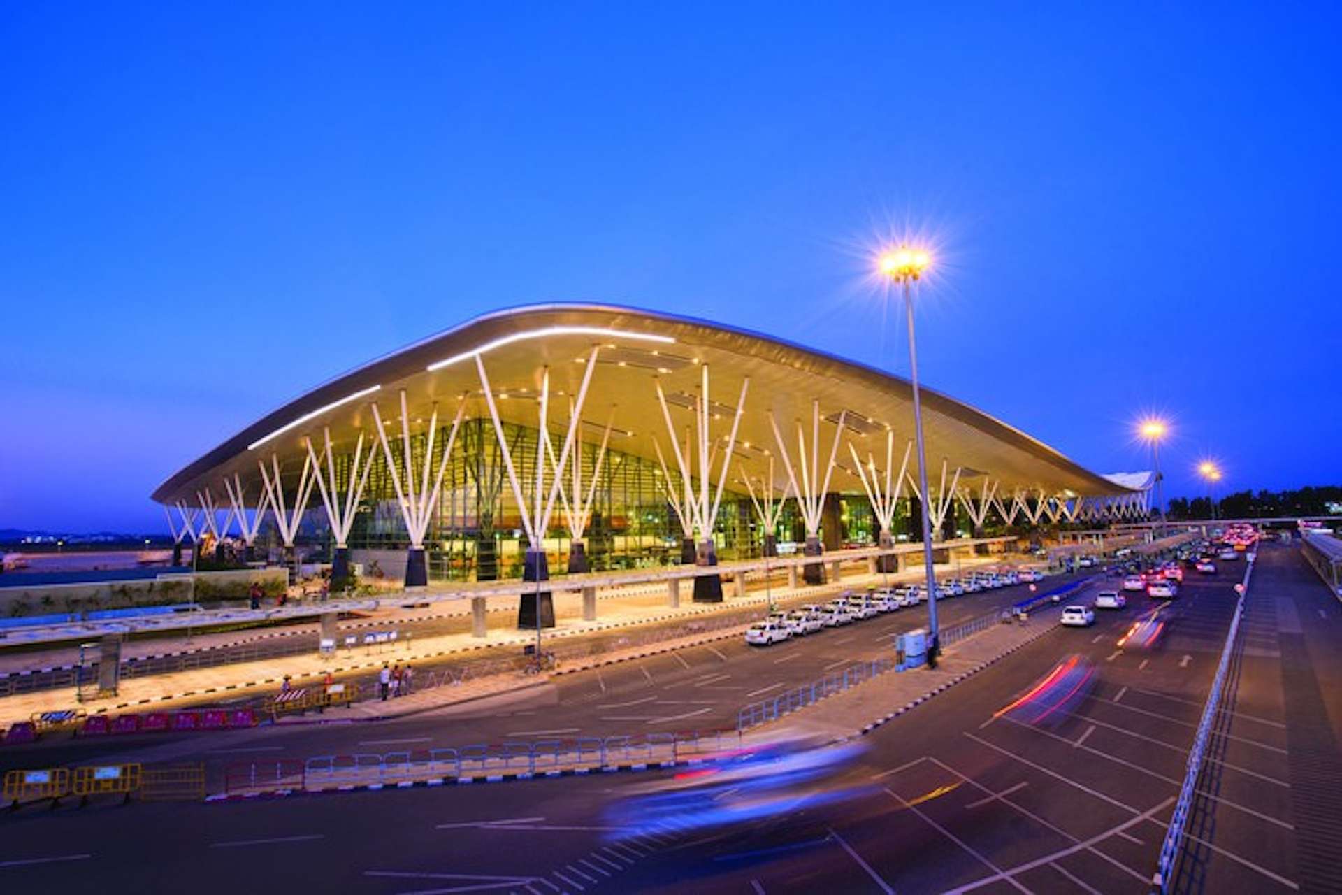Thiết kế bên ngoài của Sân bay Quốc tế Bengaluru về đêm