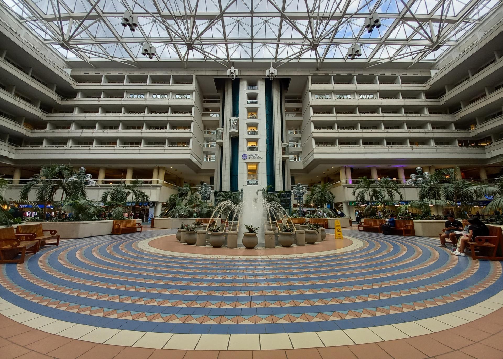 Sảnh lớn bên trong Sân bay Quốc tế Orlando