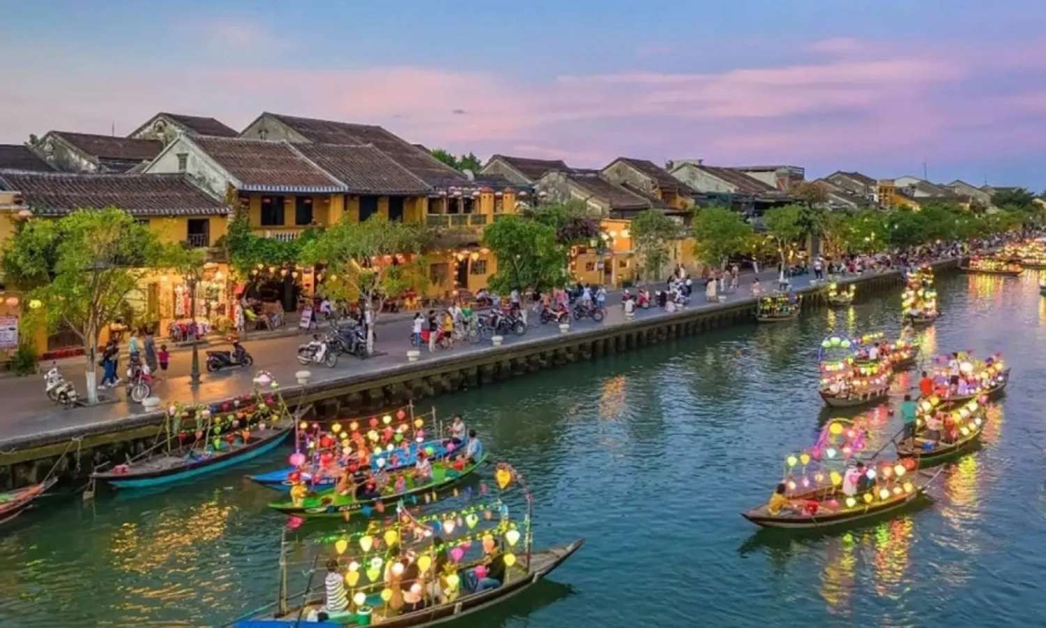 thuyền thả hoa đăng trên sông hoài hội an