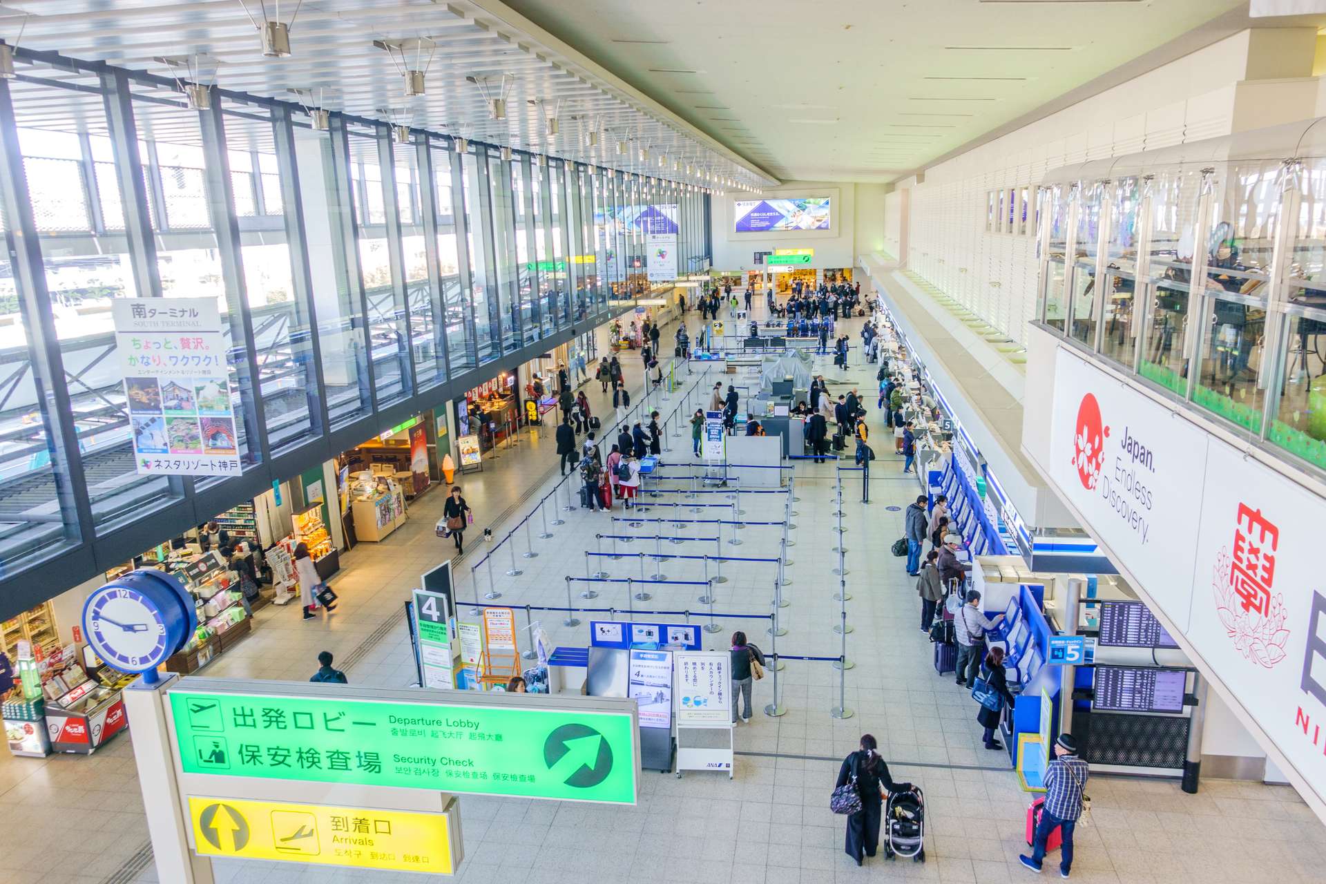 Khu vực bên trong nhà ga sân bay Osaka