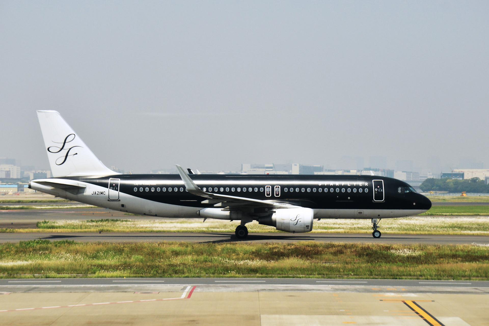 Máy bay chuẩn bị cất cánh tại sân bay Kobe