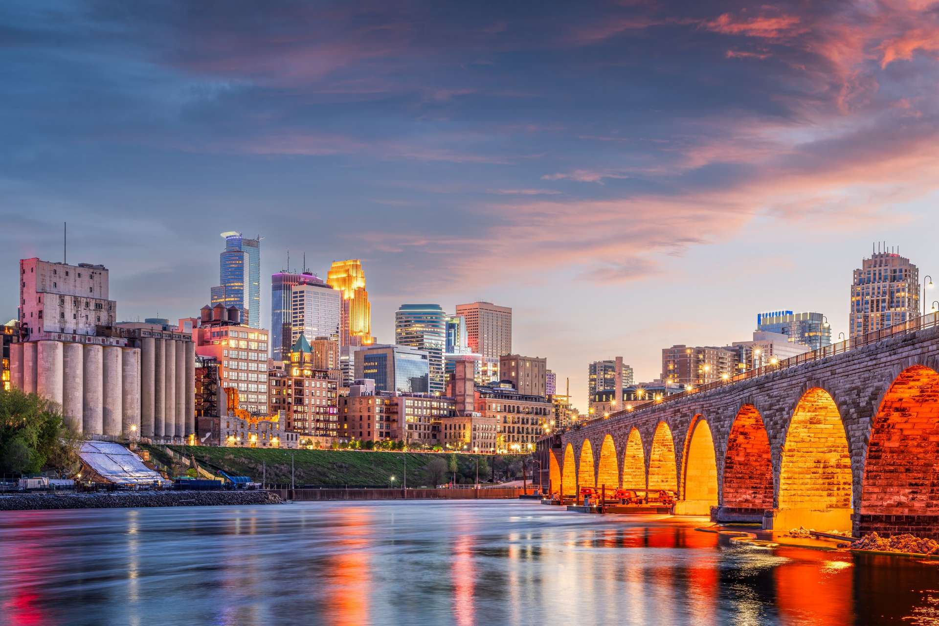 Quang cảnh Cầu vòm đá Minneapolis khi lên đèn