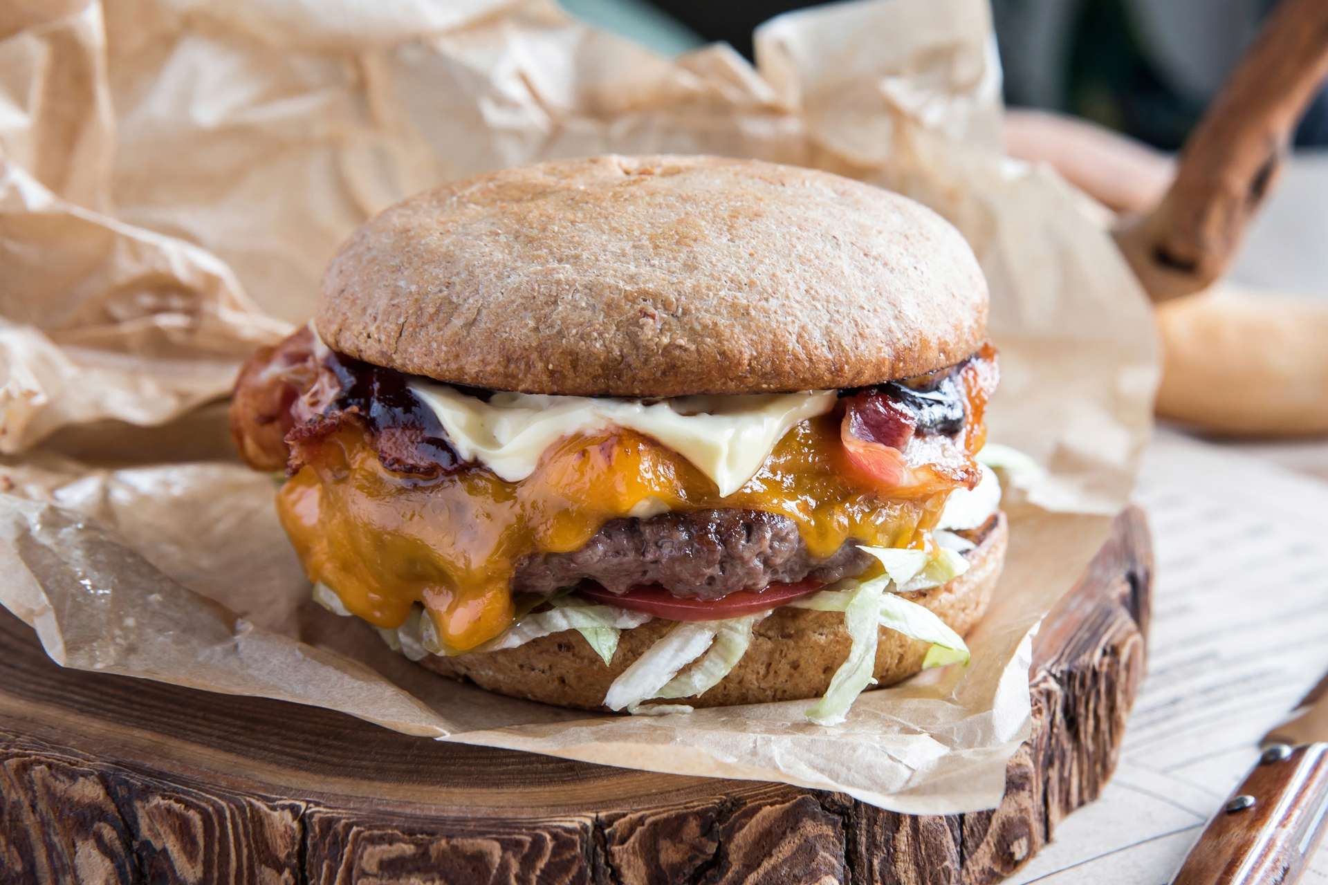 Món bánh burger nhân phô mai chảy là đặc sản tại Minnesota
