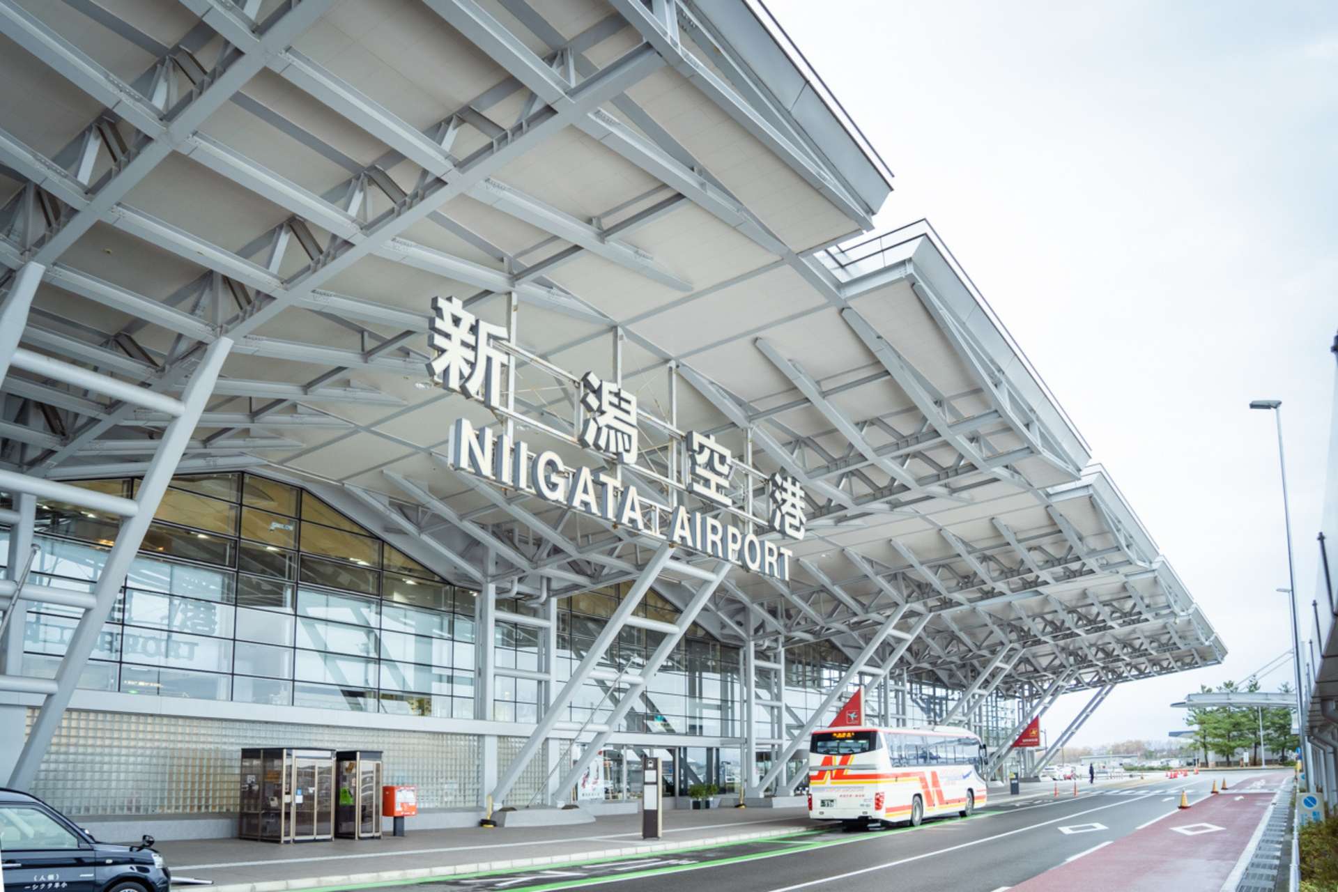 Phía trước nhà ga hành khách sân bay Niigata