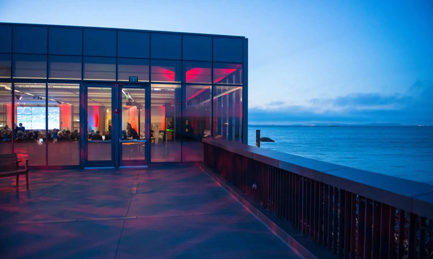 bên ngoài Exploratorium