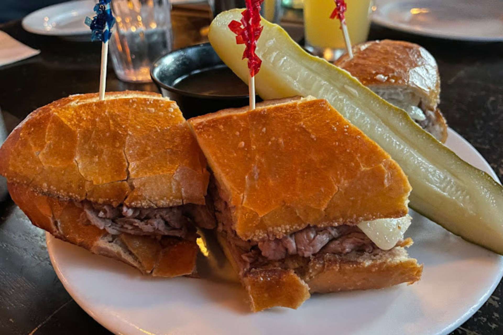 Món bánh mì kẹp thịt bò nướng tại quán ăn Cole’s French Dip
