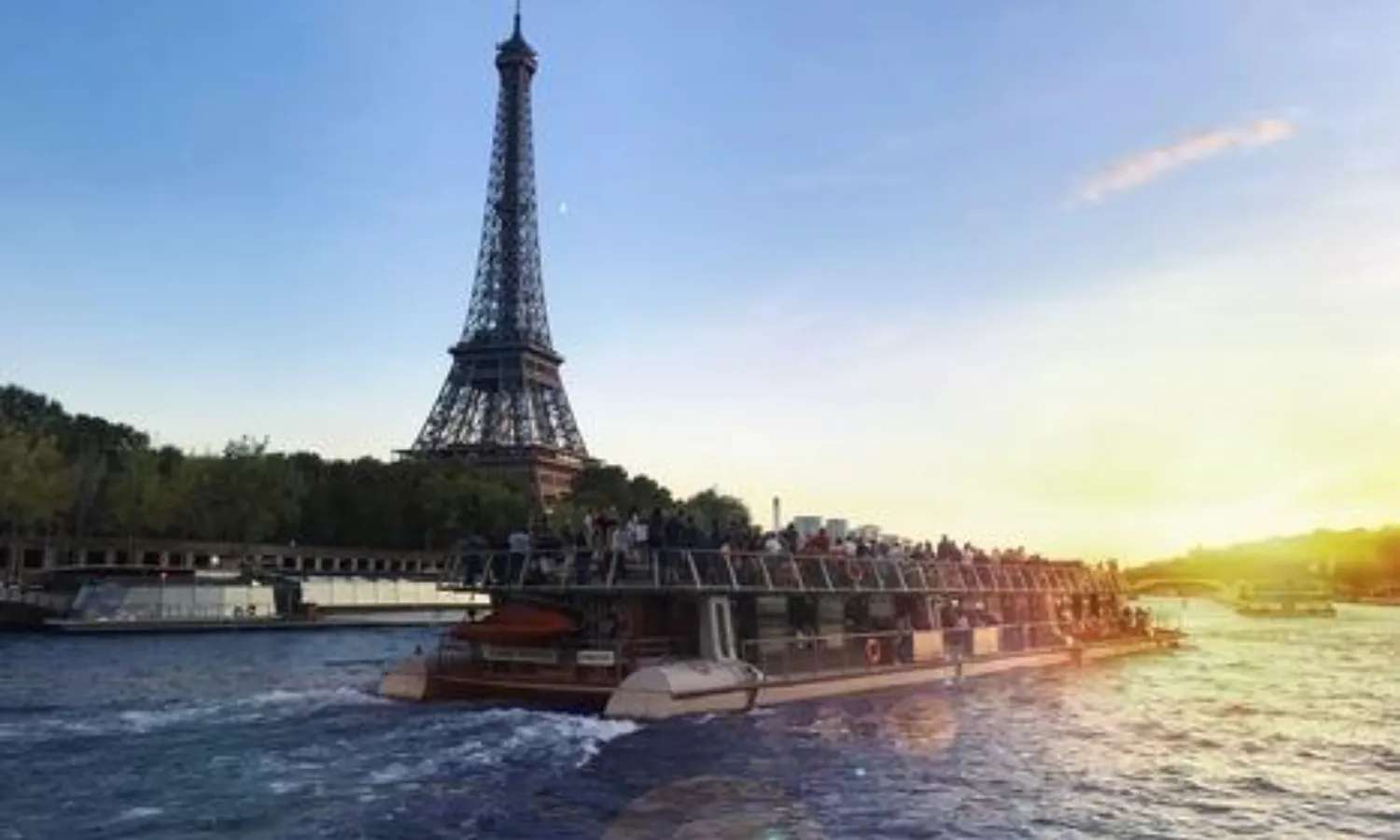 tháp eiffel nhìn từ sông seine