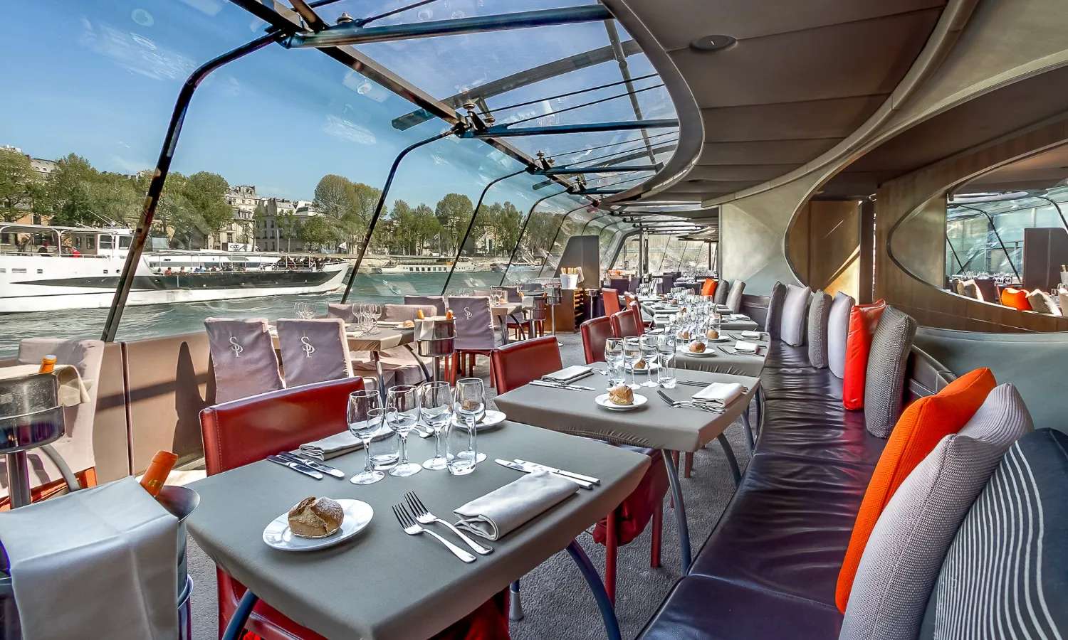 bên trong du thuyền bateaux parisiens