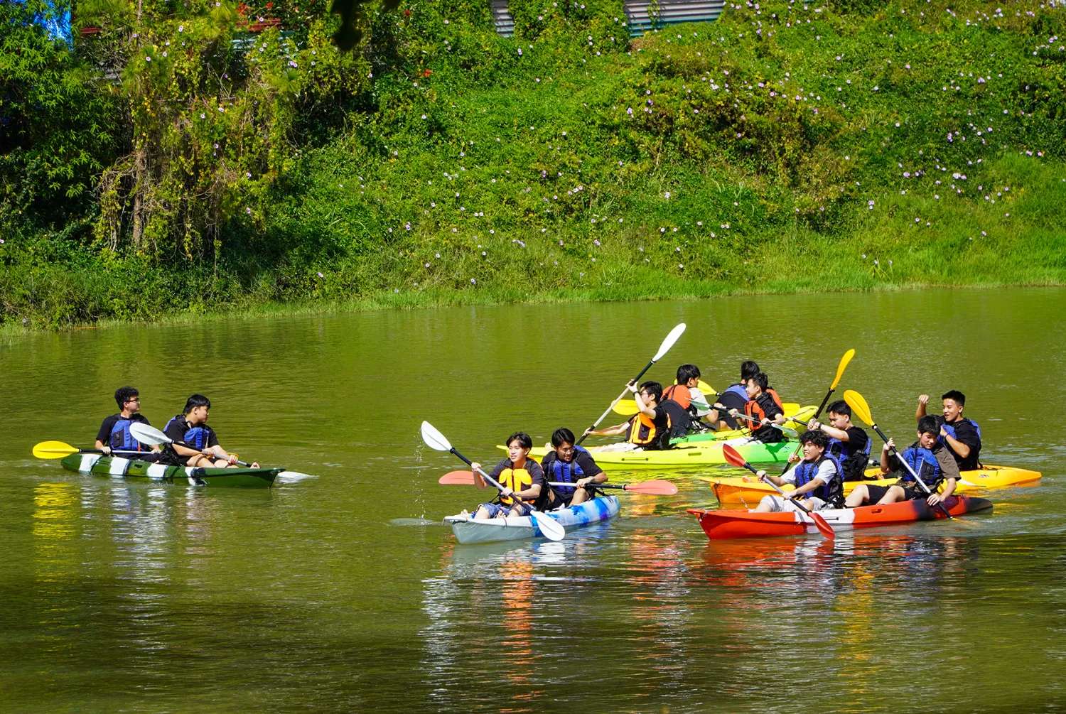 chèo thuyền kayak tại khu du lịch rừng thông núi voi