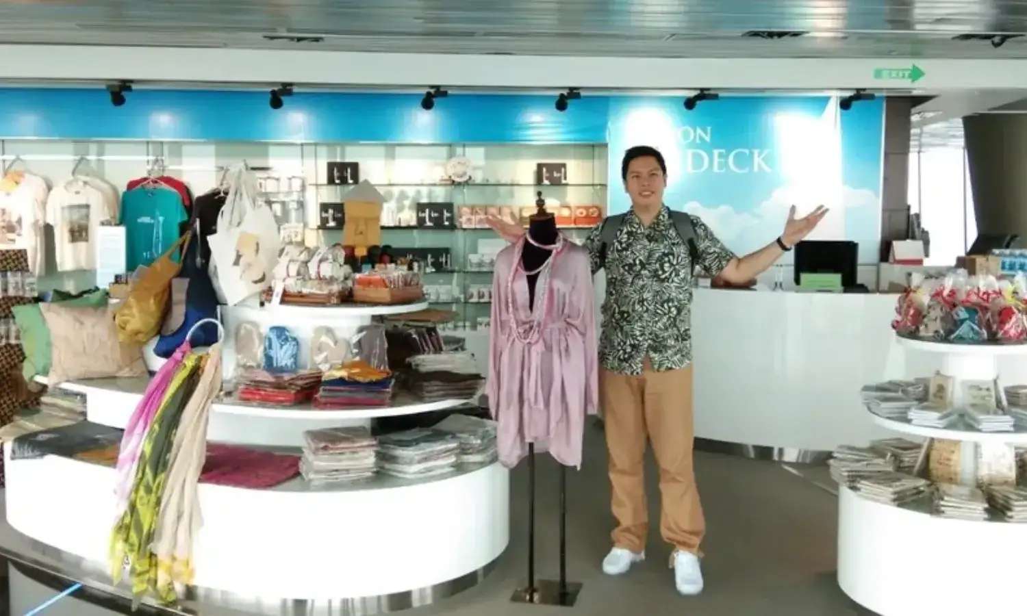 gian hàng lưu niệm tại saigon skydeck