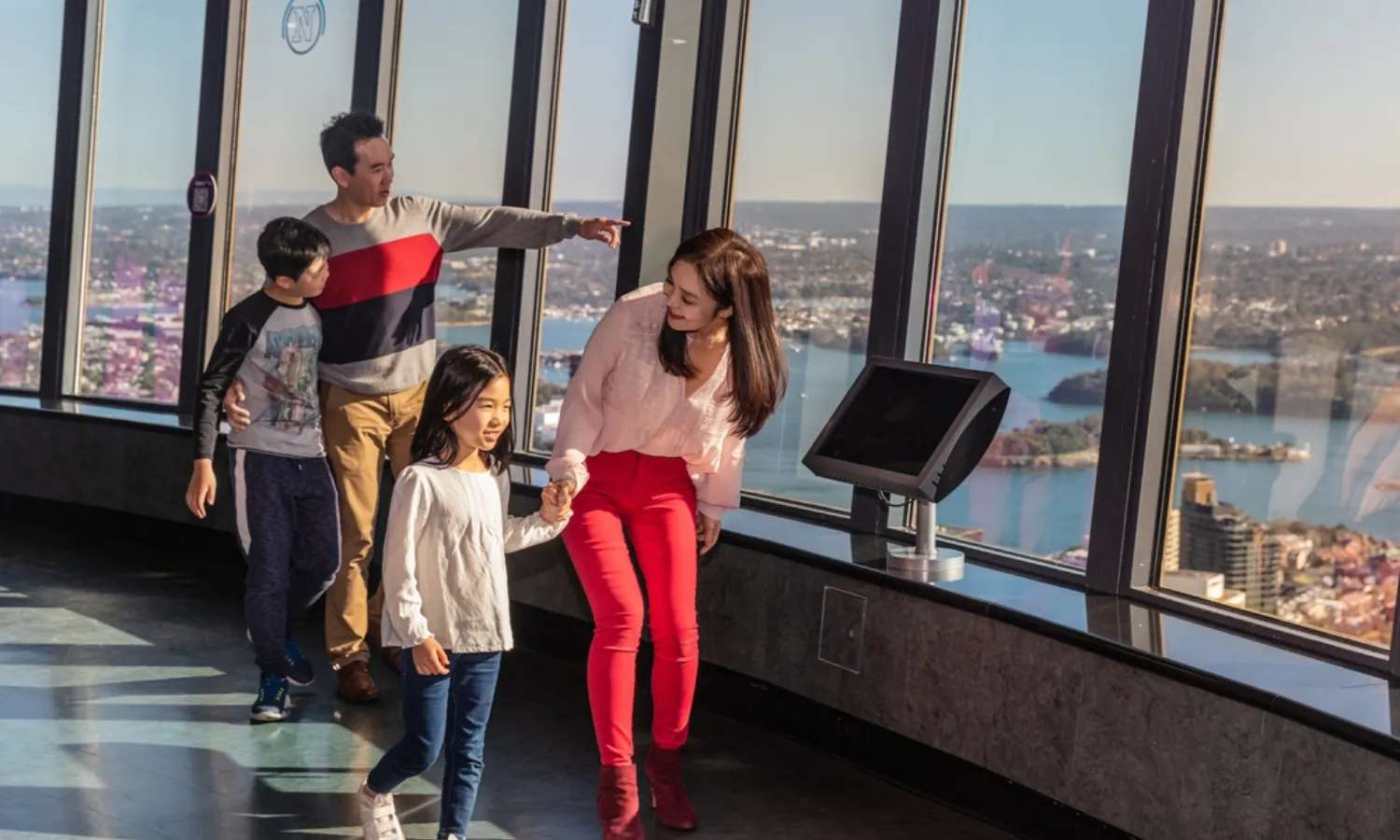 khách tham quan tại Sydney Tower Eye