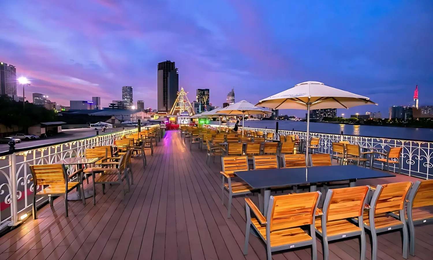 sân khấu ngoài trời du thuyền saigon princess