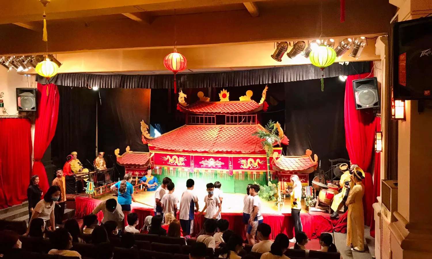 Múa rối nước Rồng Vàng