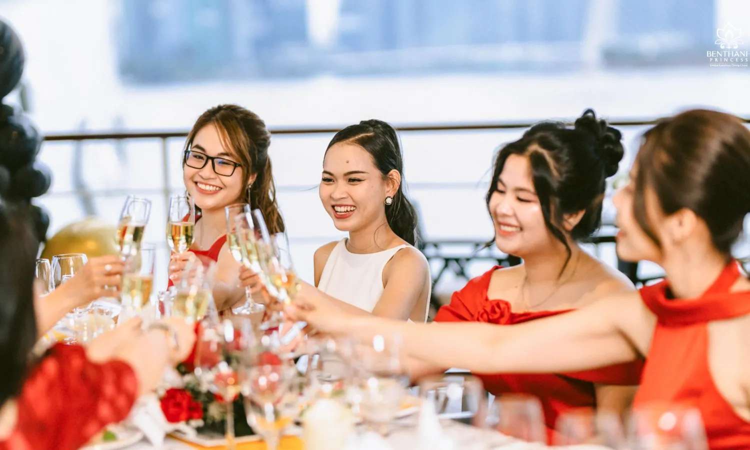du khách trên du thuyền Bến Thành Princess