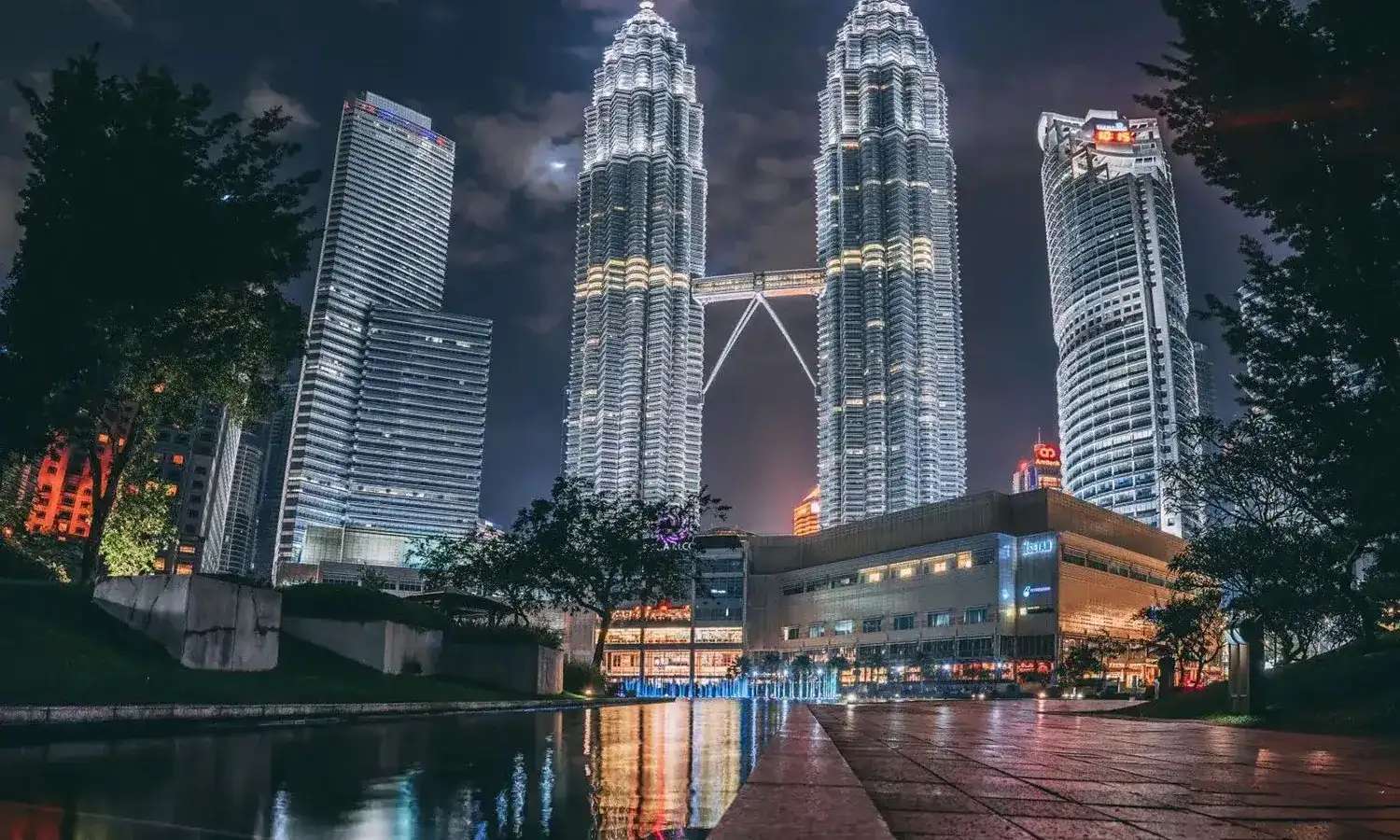 Petronas Twin Towers về đêm