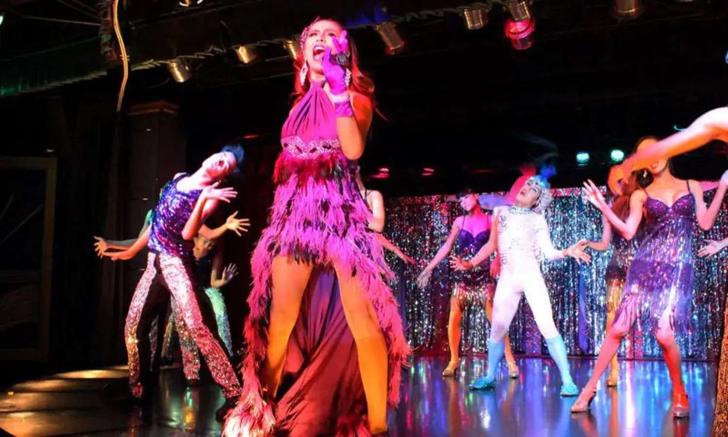 ca sĩ trên sân khấu Calypso Cabaret