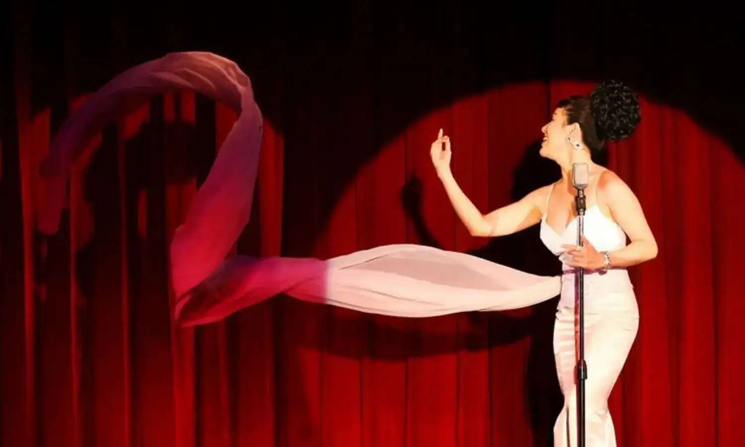 nghệ sĩ ladyboy tại Calypso Cabaret