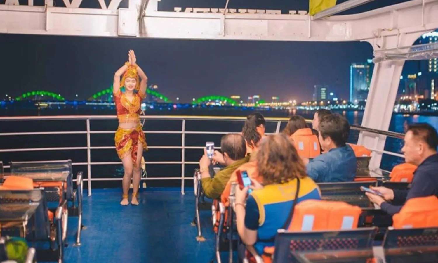 biểu diễn trên du thuyền sông hàn