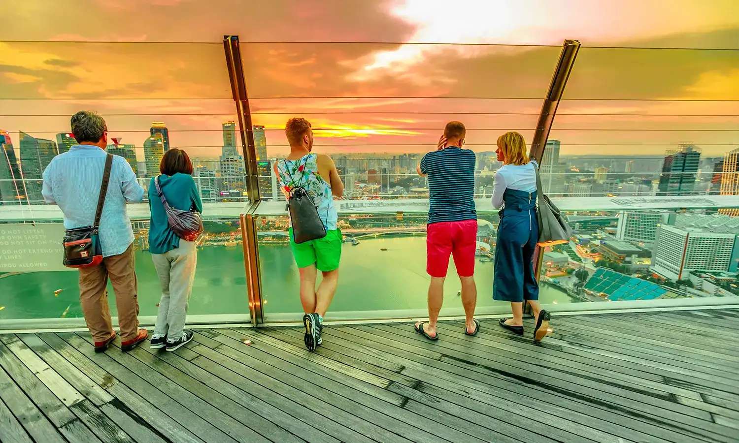 du khách trên đài quan sát marina bay sands