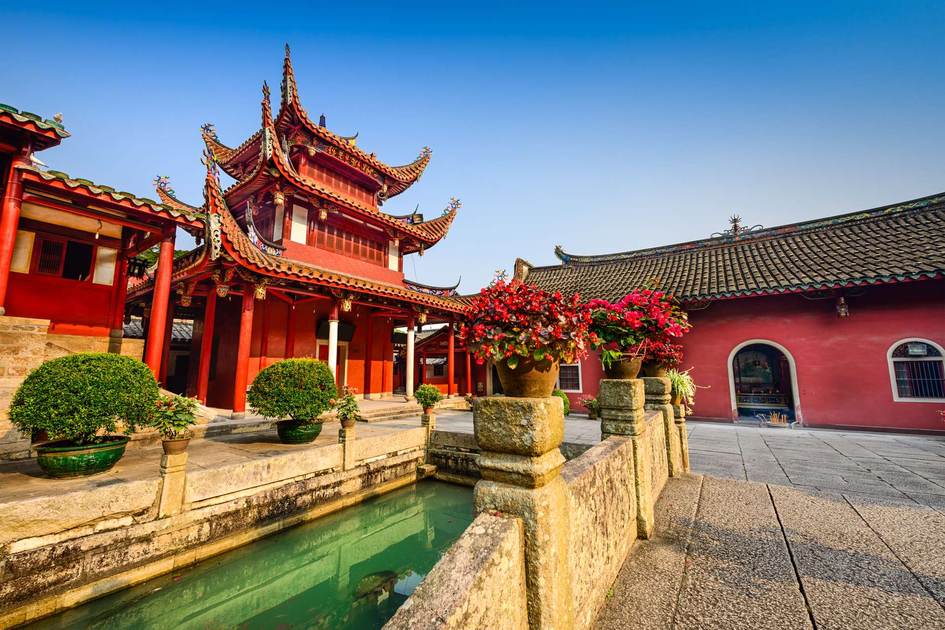 Bên ngoài chùa Vĩnh Xuân