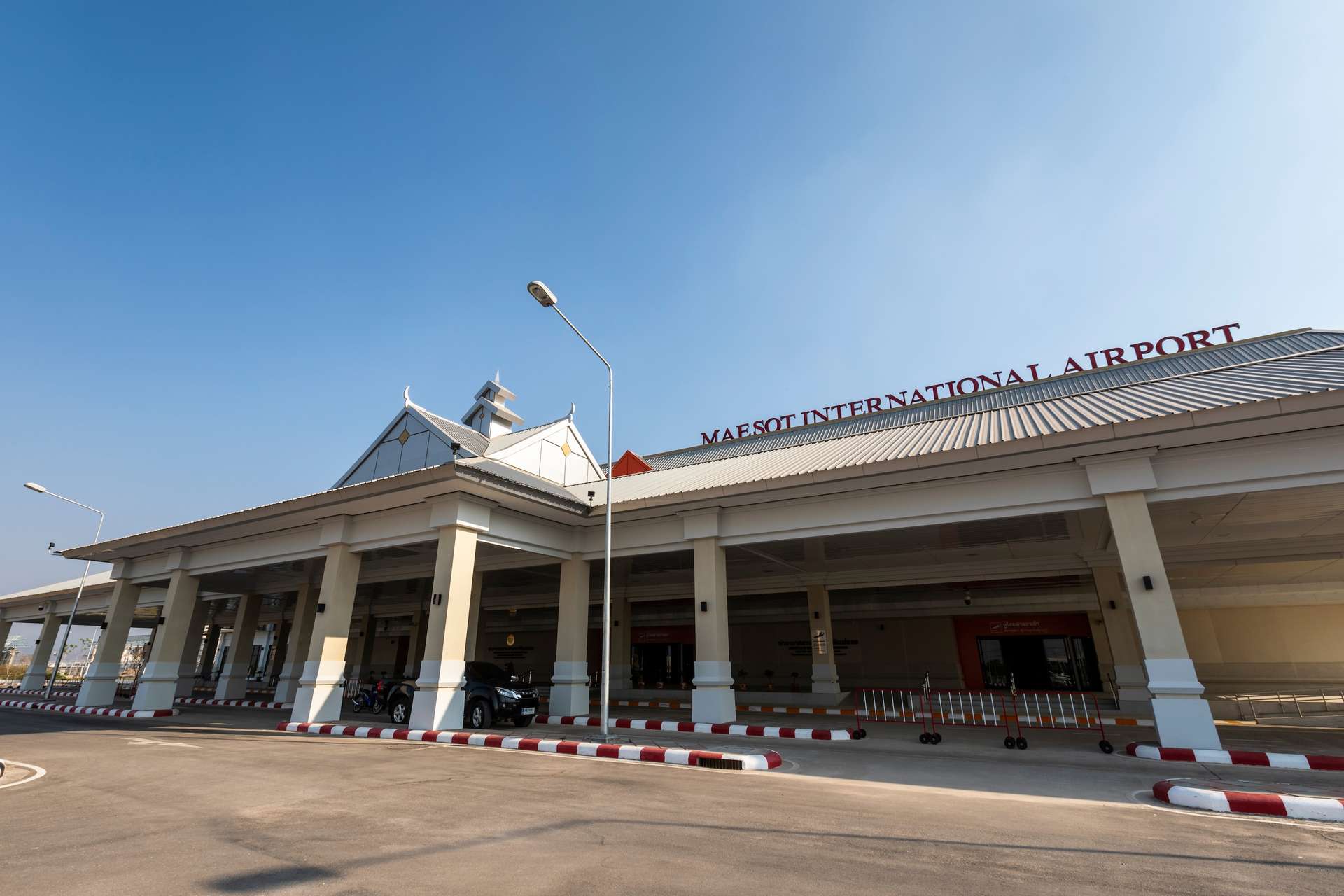 Bên ngoài sân bay Mae Sot