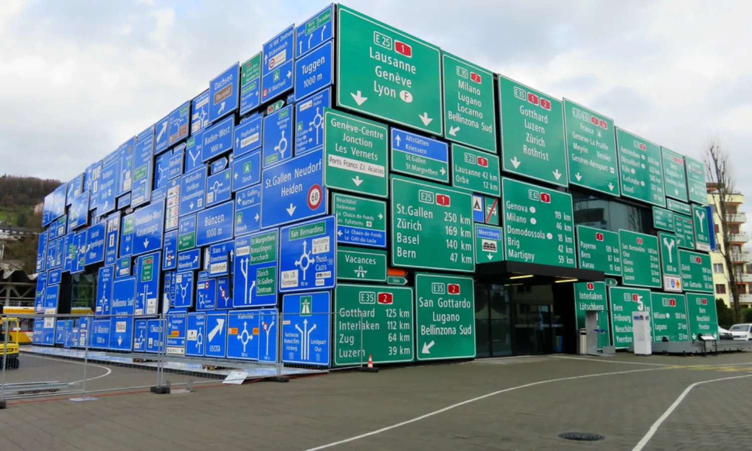 bên ngoài bảo tàng giao thông vận tải thụy sĩ