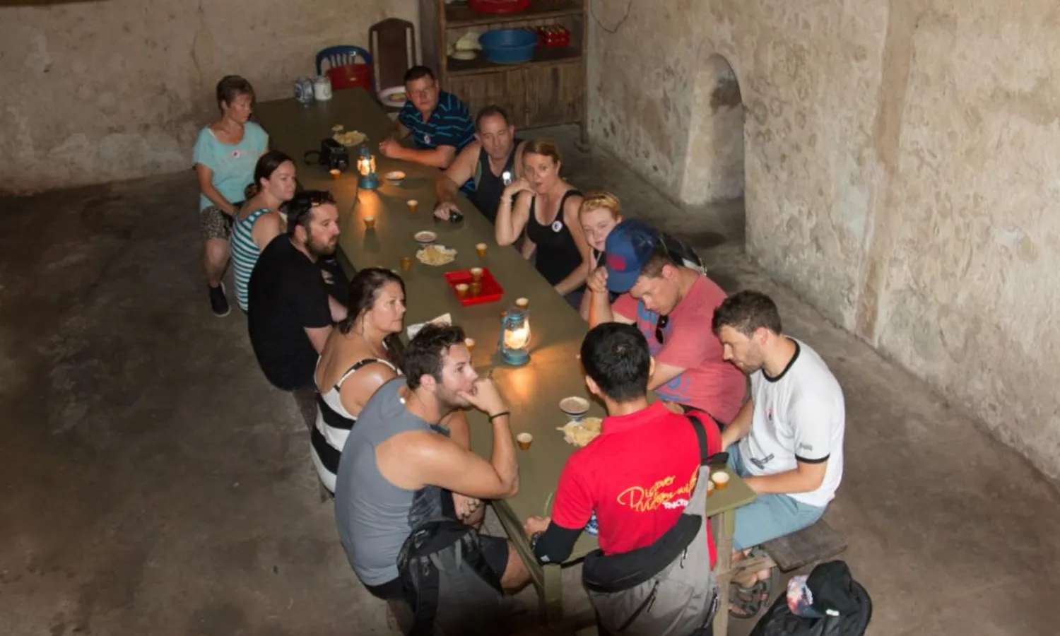 thưởng thức trà và khoai mì tại tour địa đạo củ chi nửa ngày