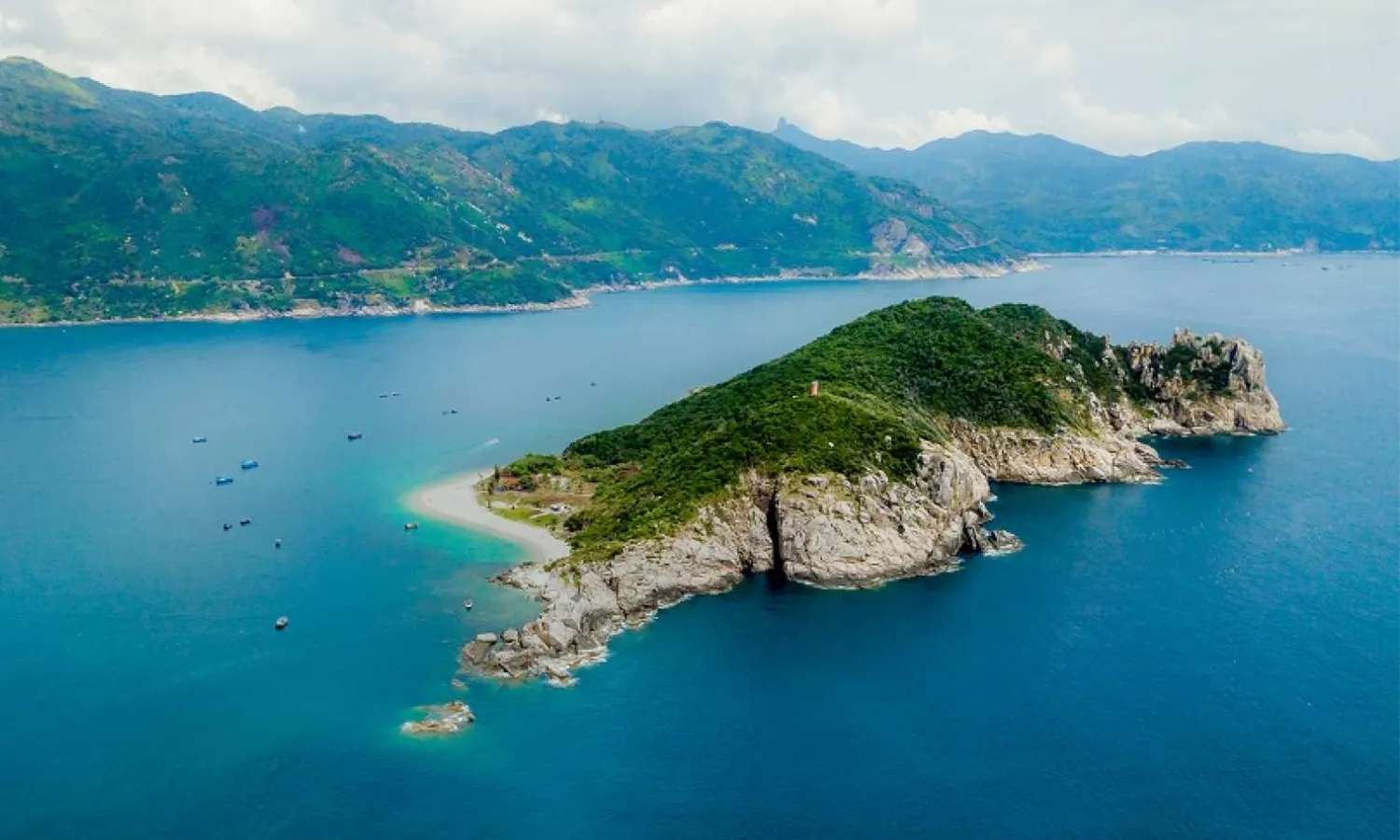 Toàn cảnh đảo Hòn Nưa