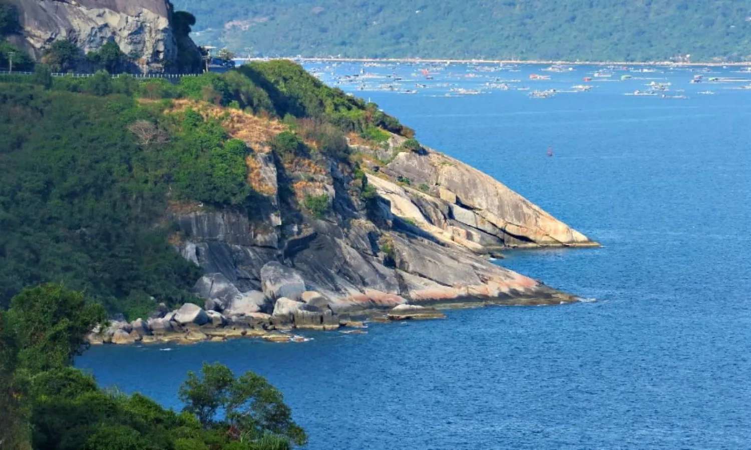 Mũi đá phía bắc tour đảo Hòn Nưa