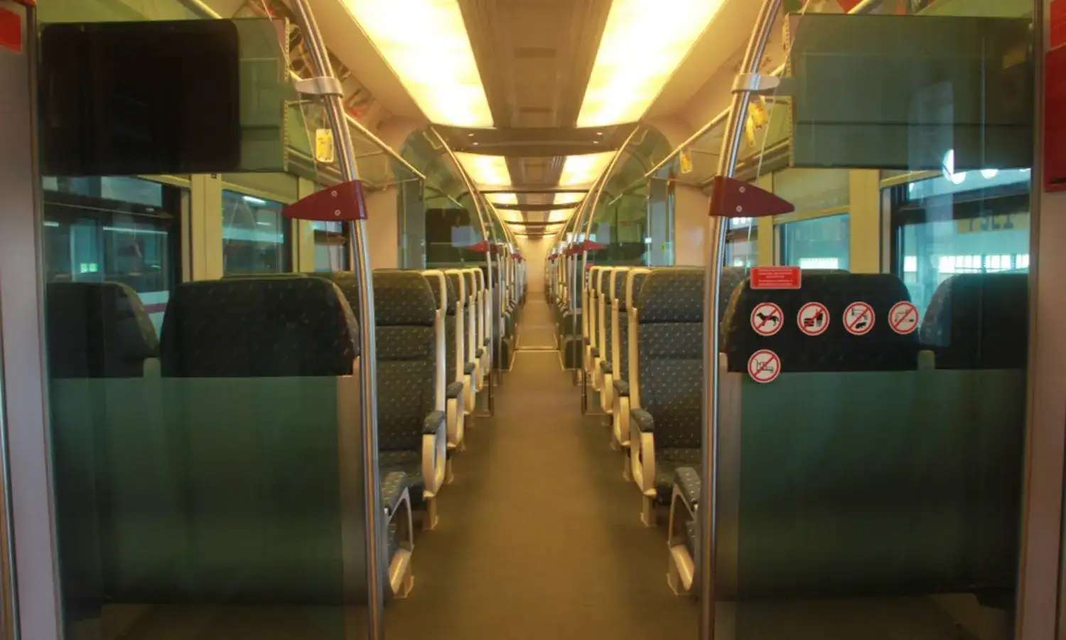 bên trong tàu KLIA