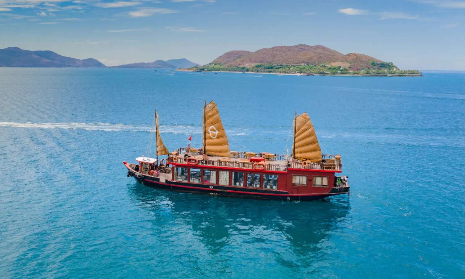 Du thuyền Emperor Cruises