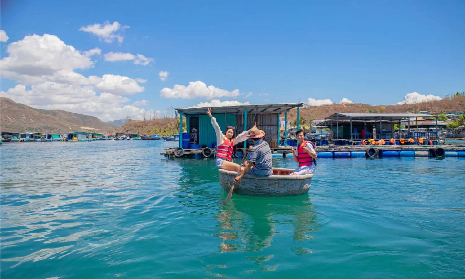 đi thuyền thúng trong tour du thuyền Emperor Cruises