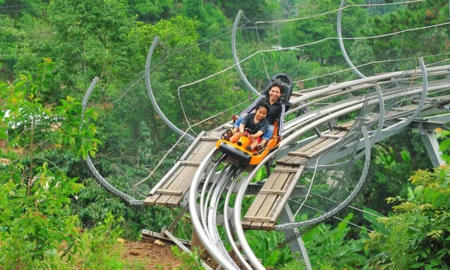 tàu lượn Pong Yang Jungle Coaster