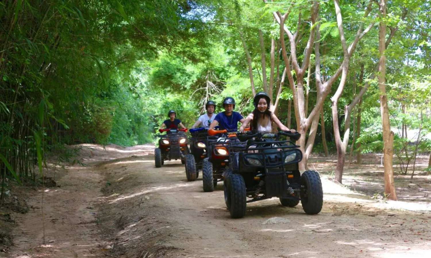 lái xe ATV tại quán cà phê MongChang Pattaya