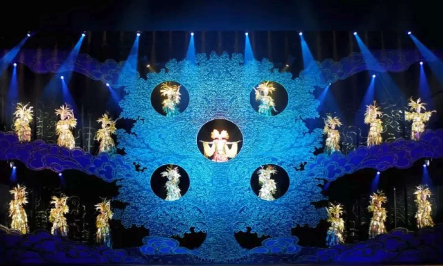 sân khấu show Triều Đại Mặt Nạ Vàng
