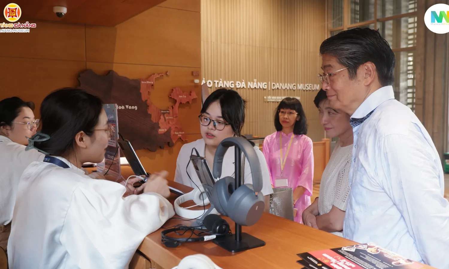 khách tham quan Bảo tàng Đà Nẵng