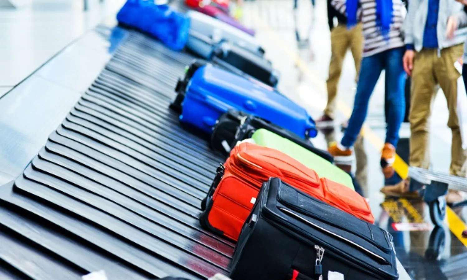 Nhận hành lý xách tay Pacific Airlines tại băng chuyền