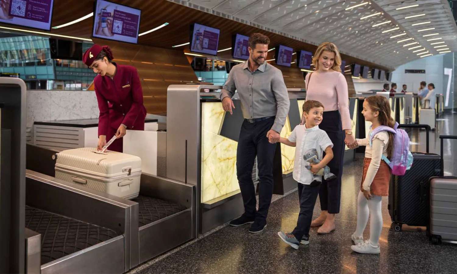 Hành khách làm thủ tục gửi hành lý xách tay Qatar Airways