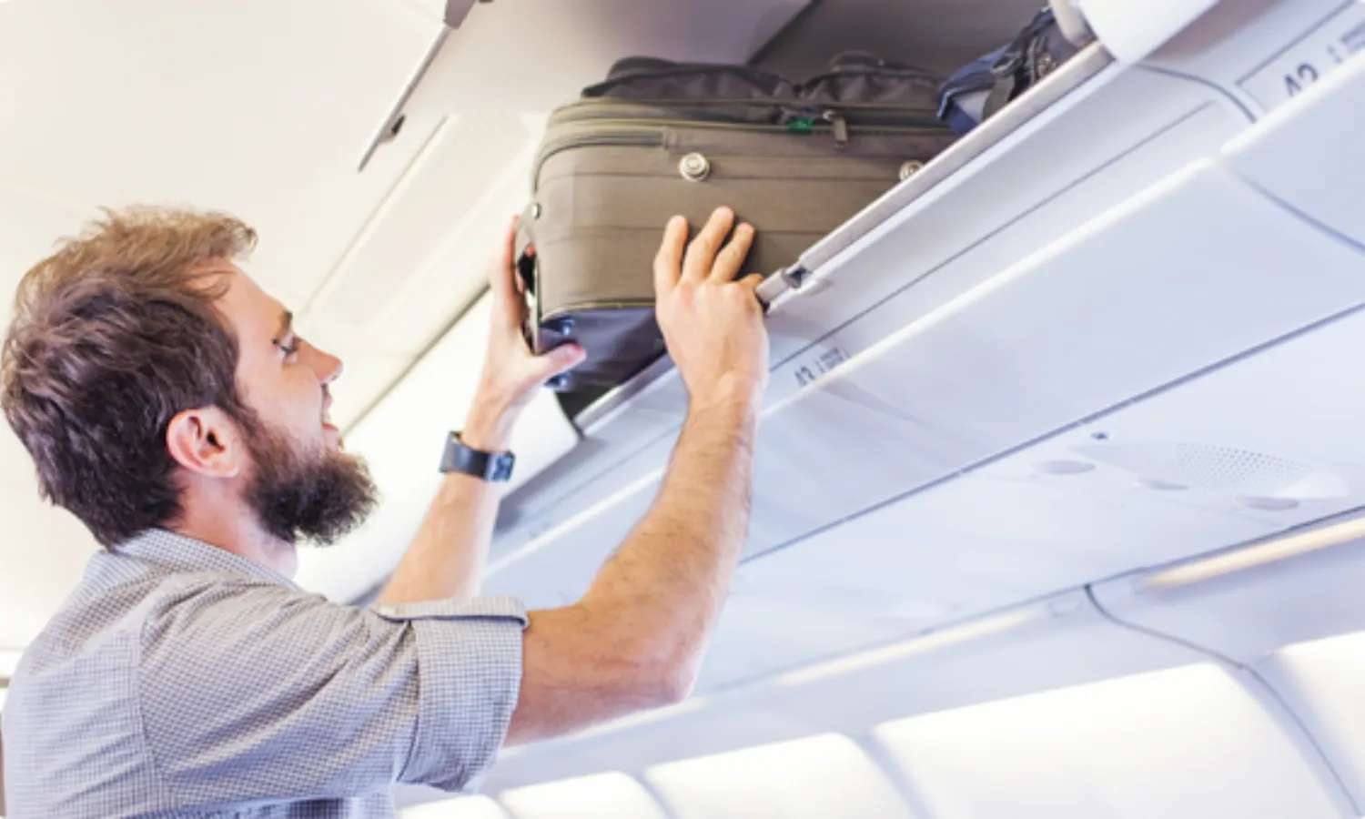 Hành khách đang cất hành lý xách tay China Airlines vào ngăn